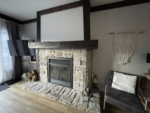 Smart TV, fireplace - Ski in/ Ski out Modern 1 bedroom with fireplace (Mont-Tremblant)