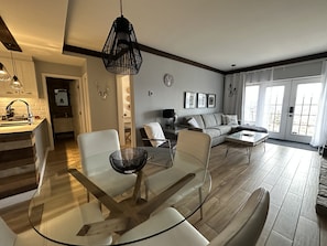 Smart TV, fireplace - Ski in/ Ski out Modern 1 bedroom with fireplace (Mont-Tremblant)