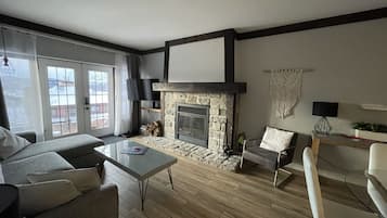 Una Smart TV, una chimenea