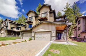 Exterior - Gondola Vista 6 Bedroom Villa w/EV Charger (South Lake Tahoe)