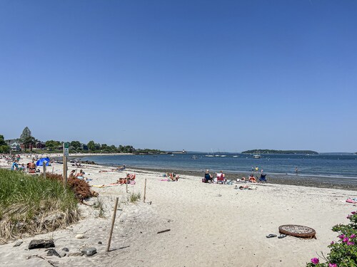 Seaside Retreat in Cape Elizabeth. Walk to 2 Beaches, restaurants + coffee shops