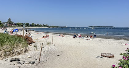 Seaside Retreat in Cape Elizabeth. Walk to 2 Beaches, restaurants + coffee shops