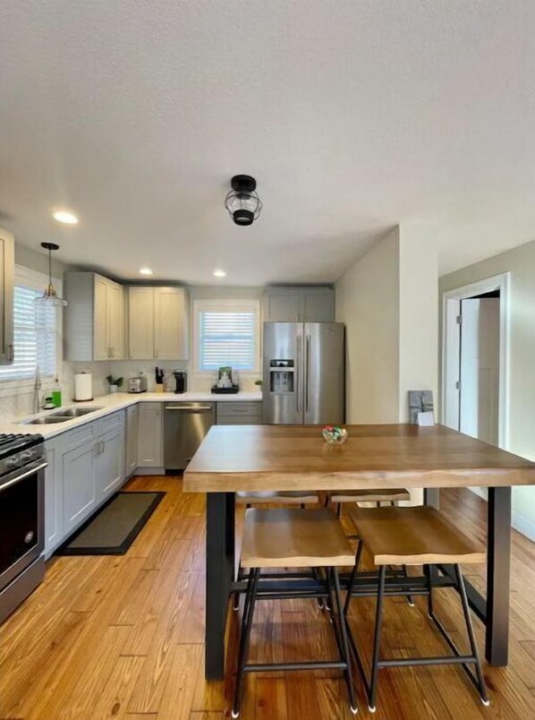 冷蔵庫、電子レンジ、オーブン、コンロ