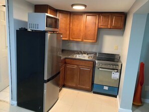 Frigorífico, horno, placa de cocina y hervidor eléctrico