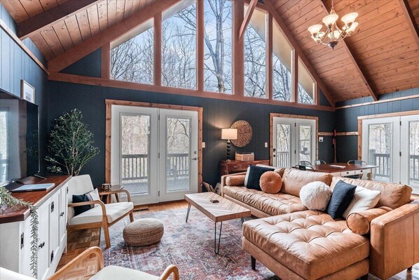 Smart TV, fireplace, stereo