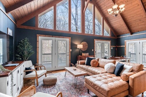 Spacious Mountain Cabin for 8