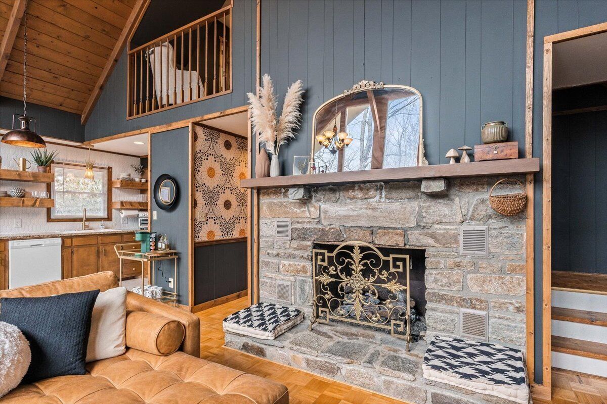 Smart TV, fireplace, stereo