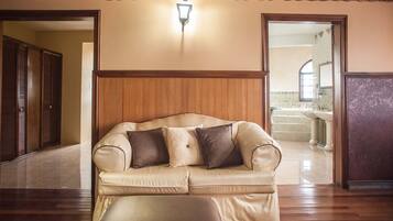 5 bedrooms, iron/ironing board, free WiFi