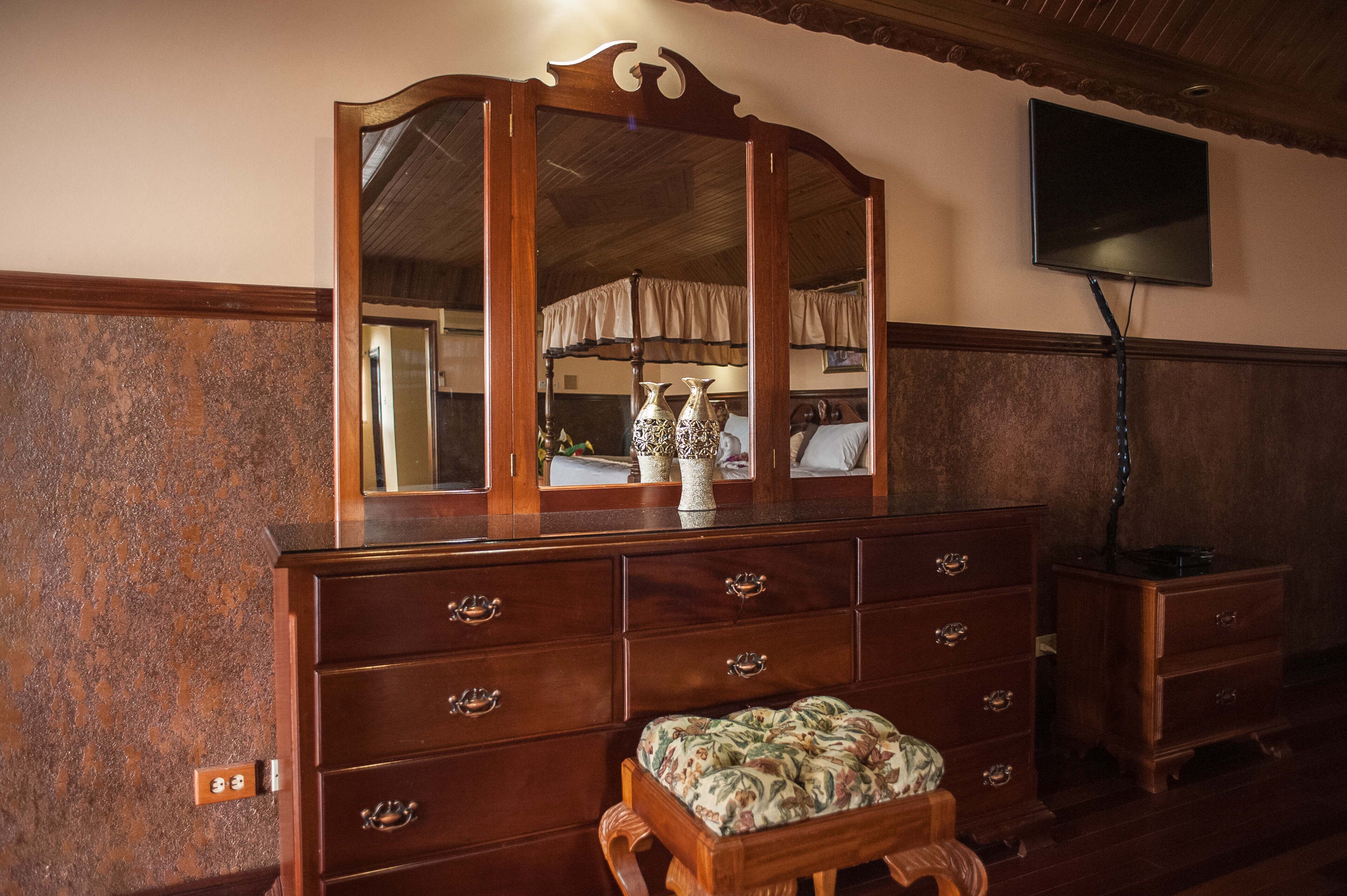 5 bedrooms, iron/ironing board, free WiFi