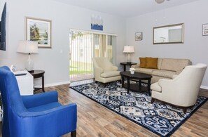 Living area - New listing! Amazing 4 bedroom home! Awesome location! (Davenport)