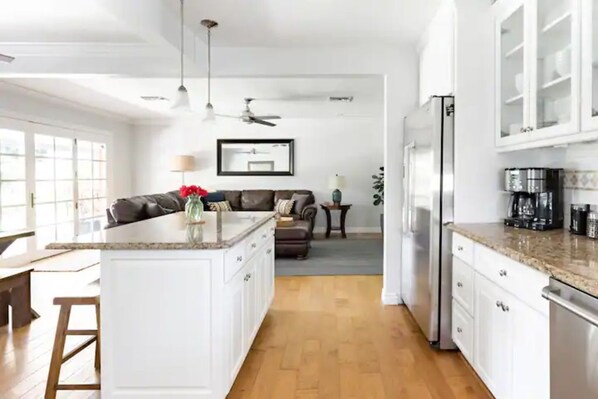 冷蔵庫、電子レンジ、食器洗い機、コーヒー / ティーメーカー