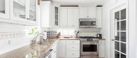 ثلاجة، ميكروويف، غسالة أطباق، ماكينة لصنع القهوة/الشاي