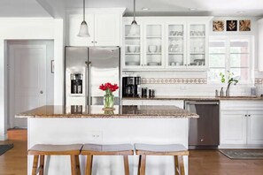 冷蔵庫、電子レンジ、食器洗い機、コーヒー / ティーメーカー