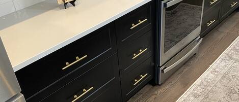 ثلاجة، ميكروويف، فرن، موقد طهي مسطح