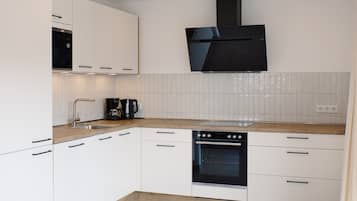 Een koelkast, een magnetron, een oven, een kookplaat