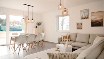 Smart-TV, Tischfußball, Tischtennisplatte, Stereoanlage