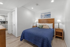 Junior Single Room, 1 Queen Bed, Kitchenette, Ground Floor | In-room safe, desk, laptop workspace, iron/ironing board - Extended Stay Gun Barrel City (Mabank)