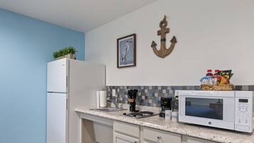 Geladeira grande, micro-ondas, cooktop, cafeteira/chaleira