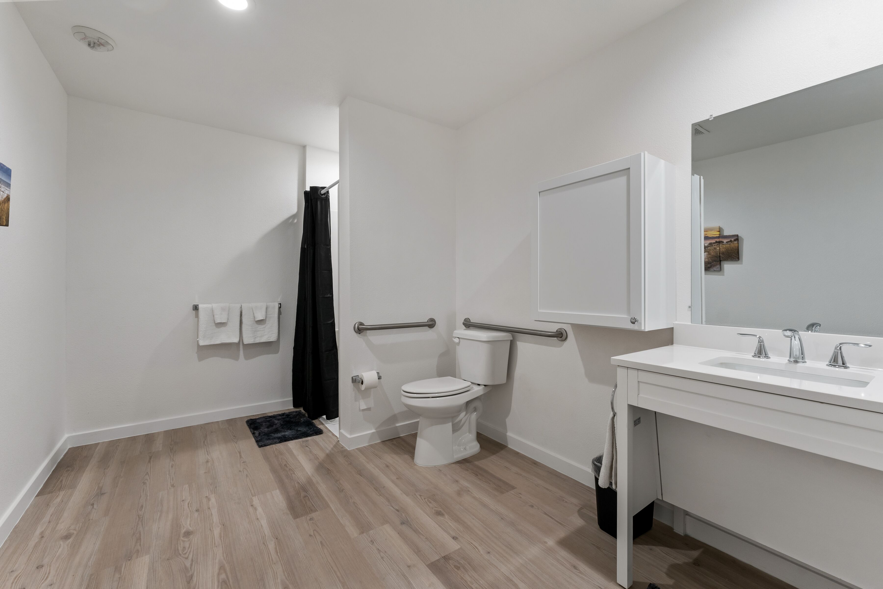 Un baño moderno con inodoro, bidé y lavamanos.