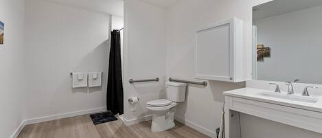 Un baño moderno con inodoro, bidé y lavamanos.