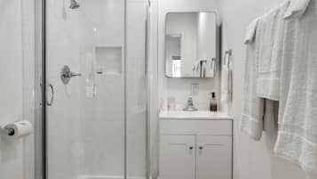 Habitación individual junior, 1 cama de matrimonio, cocina básica, planta baja | Baño | Ducha, secador de pelo y toallas