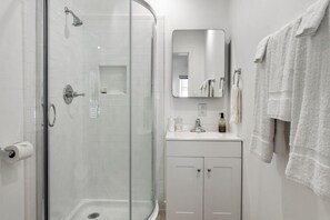 Junior Single Room, 1 Queen Bed, Kitchenette, Ground Floor | Bathroom | Shower, hair dryer, towels - Extended Stay Gun Barrel City (Mabank)