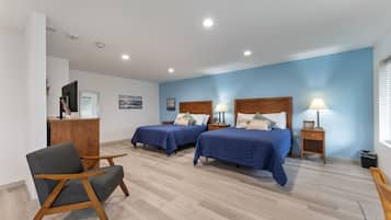 Cofres nos quartos, escrivaninha, espaço de trabalho para notebook