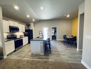 冷蔵庫、電子レンジ、オーブン、コンロ