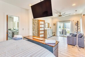 4 bedrooms, iron/ironing board, travel cot, Internet - Walk to Ocean: Myrtle Beach House w/ Hot Tub! (Myrtle Beach)