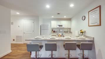 Fridge, microwave, stovetop, dishwasher