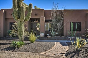 Exterior - North Phoenix Desert Gem w/ Yard & Hot Tub! (Phoenix)