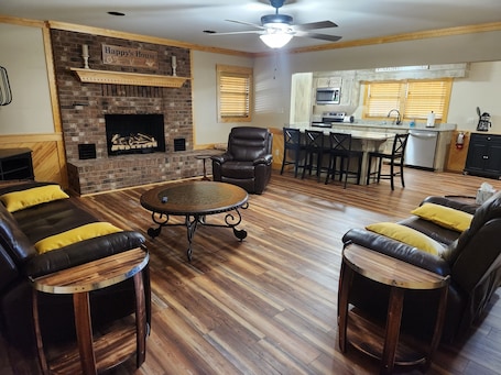 Smart TV, fireplace. Happy's House-On the farm with Broadslab Distillery & The Barn at Broadslab