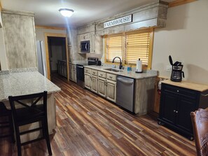 Mikrobølgeovn, ovn, kokeplater og oppvaskmaskin