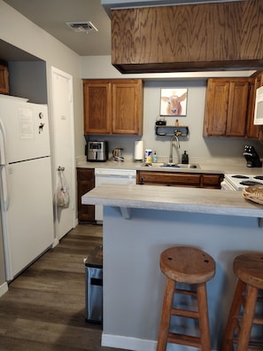 Kylskåp, mikrovågsugn, ugn och spishäll