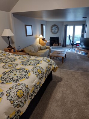 3 bedrooms, desk, free WiFi, bed sheets