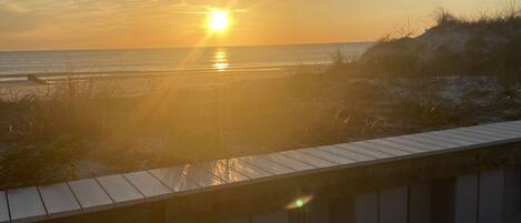 サンラウンジャー、ビーチタオル