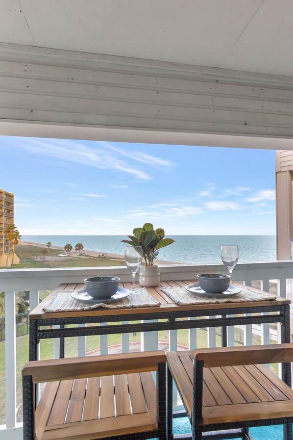 Outdoor dining - Top Floor Beachfront Condo - newly remodeled! (Corpus Christi)