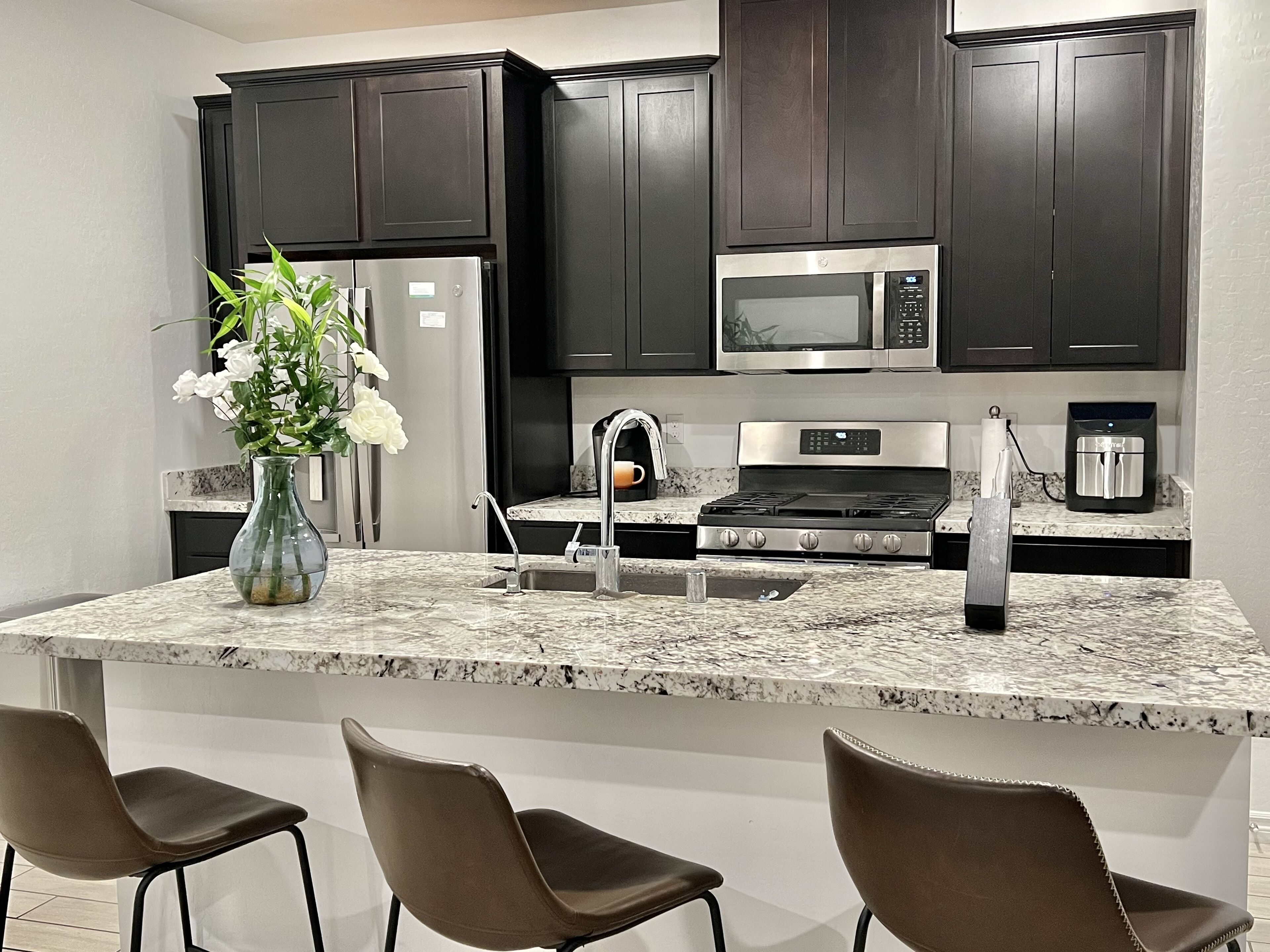 Een koelkast, een microgolfoven, een oven, een kookplaat