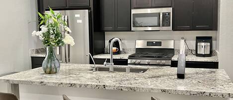 Réfrigérateur, micro-ondes, four, plaque de cuisson