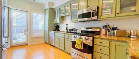 冷蔵庫、電子レンジ、オーブン、コンロ