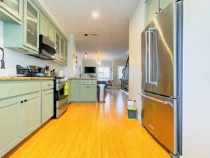 Fridge, microwave, oven, stovetop - Luxury Tri Level Townhome w/ 2 Master Suites (Oakland)