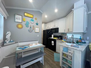 Réfrigérateur, four à micro-ondes, un four, surface de cuisson