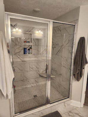 Dusche, Haartrockner, Handtücher, Seife
