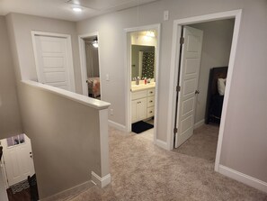 4 habitaciones, tabla de planchar con plancha, wifi y ropa de cama 