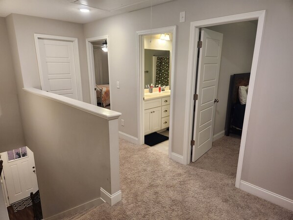 4 bedrooms, iron/ironing board, WiFi, bed sheets