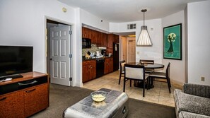 Tv, eldstad, dvd-spelare och ett bordtennisbord