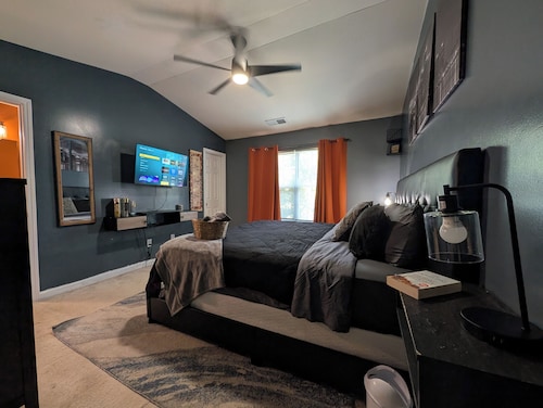 Amazin Lrg 3 Bed house w/ King bed