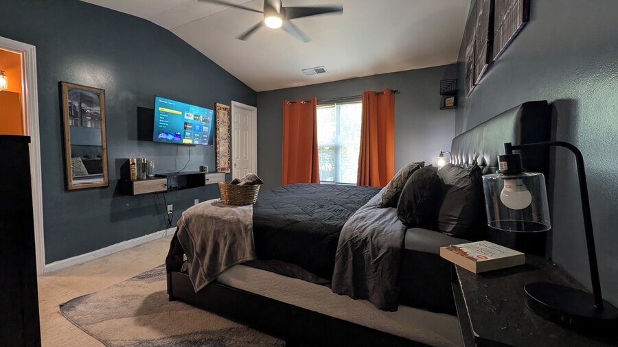 Amazin Lrg 3 Bed house w/ King bed