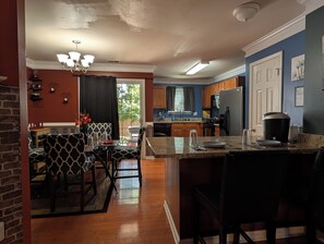 Coffee/tea maker - Amazin Lrg 3 Bed house w/ King bed (Atlanta)