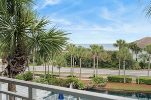 Property grounds - New listing! - Steps from the Beach (Santa Rosa Beach)